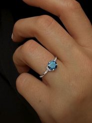 DIA DIAMONDS Srebrny pierścionek z diamentami i topazem rozmiar: 52. Niebieskie pierścionki DIA DIAMONDS, z diamentem, srebrne. Za 289.88 zł.