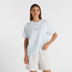 Koszulka damska New Balance WT51541IB – niebieska. Niebieskie bluzki New Balance, xl, bez wzorów, z bawełny, eleganckie, bez kołnierzyka, bez ramiączek. Za 79.99 zł.