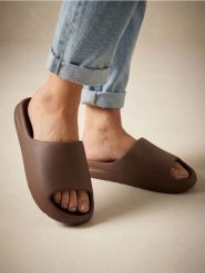 Klapki basic - brązowy. Brązowe klapki Sinsay, bez wzorów, bez obcasa. Za 29.99 zł.