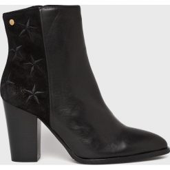 Tommy Hilfiger - Botki. Czarne botki TOMMY HILFIGER, bez wzorów, z materiału, bez obcasa, na obcasie, bez zapięcia. W wyprzedaży za 599.90 zł.