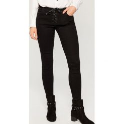 Jeansy skinny fit z wiązaniem - Czarny. Jeansy Mohito. W wyprzedaży za 79.99 zł.