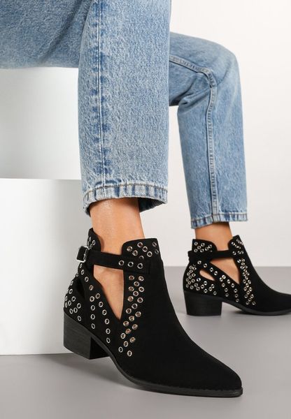 Czarne Botki Vices na Słupku w Stylu Kowbojek z Metalicznymi Aplikacjami i Wycięciami Virori. Czarne botki Renee, z aplikacjami, z jeansu, bez obcasa, na obcasie, bez zapięcia. Za 129.99 zł.