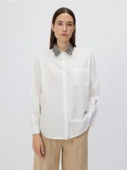 Koszula z ozdobnym kołnierzem - biały. Białe koszule Reserved, l, bez wzorów, z bawełny, bez kołnierzyka, bez ramiączek. W wyprzedaży za 59.99 zł.