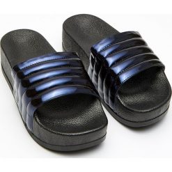 Klapki na grubej podeszwie - Czarny. Klapki Cropp. Za 79.99 zł.