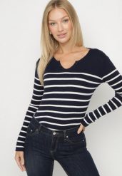Granatowa Bluzka z Bawełną w Paski Ozdobiona Guzikami Gelvila. Niebieskie bluzki Born2be, s, bez wzorów, z bawełny, bez kołnierzyka, bez ramiączek. Za 59.99 zł.
