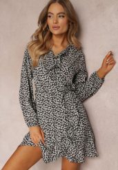 Czarna Kopertowa Sukienka Mini z Ozdobnym Dekoltem Kahadi. Czarne sukienki Renee, l, bez wzorów, z tkaniny, bez kołnierzyka, bez ramiączek, mini, kopertowe. Za 99.99 zł.