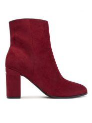 Guess Botki FLFBER SUE10 Bordowy. Czerwone botki Guess, z aplikacjami, z materiału, bez obcasa, na słupku, bez zapięcia. Za 544.99 zł.