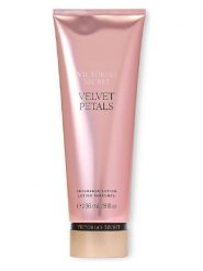 Victoria's Secret Balsam do ciała "Velvet Petals" - 236 ml rozmiar: onesize. Balsamy i kremy do ciała Victorias Secret. Za 96.60 zł.