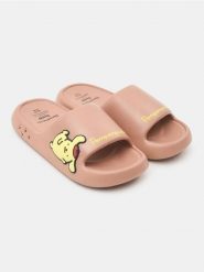 Piankowe klapki PomPomPurin - brązowy. Brązowe klapki Sinsay, bez wzorów, bez obcasa. Za 25.99 zł.