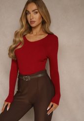 Bordowy Sweter o Klasycznym Fasonie w Drobne Prążki Vorida. Czerwone swetry Renee, s, bez wzorów, z jeansu, bez ramiączek. Za 39.99 zł.