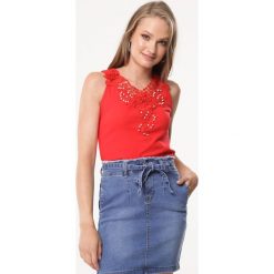 Czerwony Top Drop By. Czerwone topy Born2be, l, z aplikacjami, z jeansu, bez kołnierzyka, bez ramiączek. Za 29.99 zł.