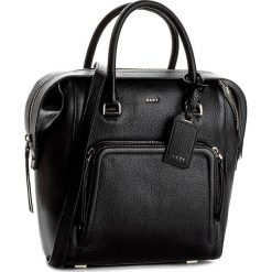 Torebka DKNY - Chelsea Vintage Styl R461211005 Black 001. Czarne torebki klasyczne DKNY, bez wzorów, ze skóry, bez dodatków. W wyprzedaży za 829.00 zł.
