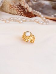 L'Atelier de Gaia Pozłacany pierścionek z perłą rozmiar: onesize. Białe pierścionki L'Atelier de Gaia, z perłą, pozłacane. Za 78.66 zł.