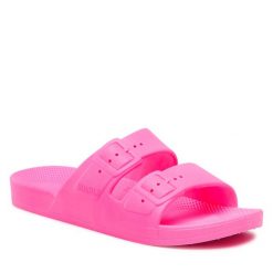 Klapki Freedom Moses. Czerwone klapki Freedom Moses, bez wzorów, bez obcasa. Za 229.99 zł.