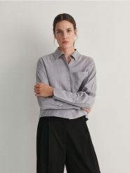 Koszula z połyskującej tkaniny - jasnoszary. Szare koszule Reserved, l, bez wzorów, z tkaniny, bez kołnierzyka, bez ramiączek. W wyprzedaży za 49.99 zł.