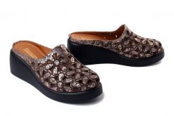 Artiker Relaks 58C2835 brązowy, klapki damskie. Brązowe klapki Artiker Relaks, bez wzorów, bez obcasa, na koturnie. Za 219.90 zł.