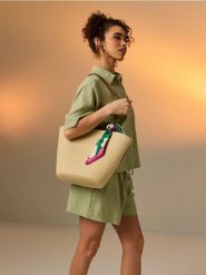 Pleciona torba na ramię z dekoracyjną apaszką - kremowy. Białe torby na ramię Sinsay, bez wzorów, na ramię, bez dodatków. Za 49.99 zł.