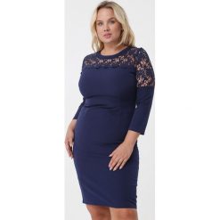 Granatowa Sukienka Grazia. Sukienki Born2be, na co dzień, w ażurowe wzory, eleganckie, bez kołnierzyka, bez ramiączek, midi, proste. Za 89.99 zł.