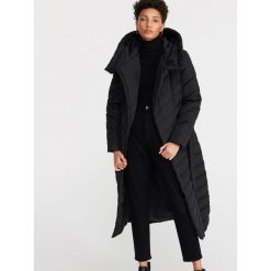 Długi pikowany płaszcz - Czarny. Czarne płaszcze Reserved, bez wzorów, bez kaptura. Za 249.99 zł.