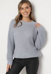 Jasnoniebieski Sweter z Dodatkiem Wiskozy i Ozdobnym Splotem Riavellea. Niebieskie swetry Born2be, bez wzorów, z jeansu, bez ramiączek. Za 64.99 zł.