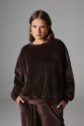 WELUROWA BLUZA PAULA CZEKOLADOWA S - Flawless. Brązowe bluzy Flawless, s, bez wzorów, z materiału, bez kaptura. Za 329.00 zł.