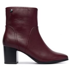 Botki Caprice. Czerwone botki Caprice, bez wzorów, bez obcasa, na słupku, bez zapięcia. Za 489.99 zł.