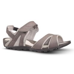 Sandały turystyczne damskie Quechua NH100. Brązowe sandały QUECHUA, bez wzorów, z kauczuku, sportowe, bez obcasa, bez zapięcia. Za 69.99 zł.