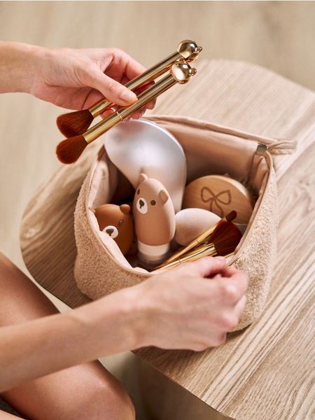 Kosmetyczka ze strukturalnego materiału - beżowy. Brązowe kufry i kosmetyczki Sinsay, bez wzorów, bez dodatków. Za 29.99 zł.