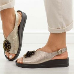 Złote skórzane Polskie sandały damskie na platformie Deoni L134. Żółte sandały Deoni, z aplikacjami, ze skóry, casualowe, bez obcasa, na platformie, bez zapięcia. Za 439.00 zł.