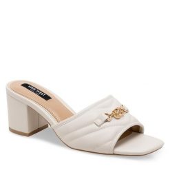 Klapki Nine West. Białe klapki Nine West, bez wzorów, bez obcasa. Za 229.99 zł.