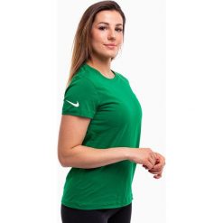 Koszulka treningowa damska Nike Park 20. Zielone bluzki Nike, xs, bez wzorów, sportowe, bez kołnierzyka, bez ramiączek. Za 70.99 zł.