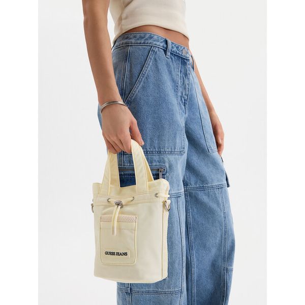 Torebka Guess Jeans. Białe torebki klasyczne Guess Jeans, z aplikacjami, z jeansu, bez dodatków. Za 120.99 zł.