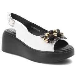 Sandały damskie Filippo, cholewka ze skóry naturalnej zabudowany przód aplikacja z koralikami i kamieniami, białe, DS7577/26. Białe sandały Filippo, z aplikacjami, ze skóry, eleganckie, bez obcasa, na koturnie, bez zapięcia. Za 189.00 zł.