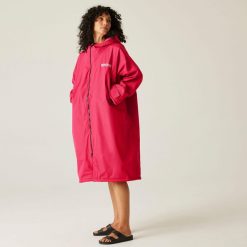 Płaszcz plażowy wodoodporny Changing Robe Regatta. Czerwone płaszcze Regatta, m, bez wzorów, bez kaptura. W wyprzedaży za 349.99 zł.
