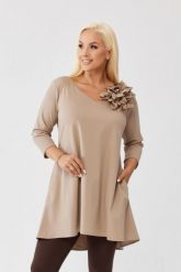 Asymetryczna beżowa tunika Florina z wydłużonym tyłem i odpinanym kwiatem PLUS SIZE XXL OVERSIZE JESIEŃ. Brązowe tuniki Moda Size Plus Iwanek, do pracy, na jesień, l, bez wzorów, z nylonu, biznesowe, z asymetrycznym kołnierzem, plus size, bez ramiączek. Za 229.90 zł.