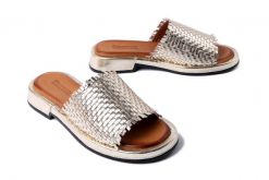 ARTIKER RELAKS 56C0345 złoty, klapki damskie. Żółte klapki Artiker Relaks, bez wzorów, bez obcasa, na płaskiej podeszwie. Za 229.90 zł.