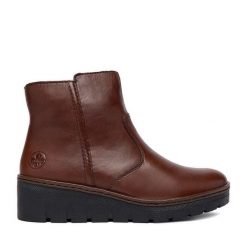 Botki Rieker. Brązowe botki Rieker, bez wzorów, bez obcasa, na koturnie, bez zapięcia. Za 419.99 zł.
