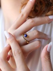 L'Atelier de Gaia Pozłacany pierścionek z cyrkoniami rozmiar: onesize. Niebieskie pierścionki L'Atelier de Gaia, z cyrkonią, pozłacane. Za 43.99 zł.