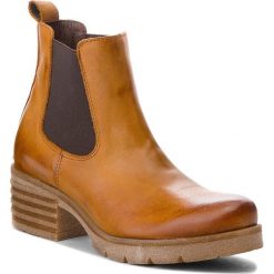 Botki LASOCKI ADORA-01. Brązowe botki Lasocki, bez wzorów, z nubiku, bez obcasa, bez zapięcia. Za 249.99 zł.