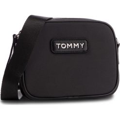 Torebka TOMMY HILFIGER - Varsity Nlyon Crossover AW0AW06296 002. Czarne listonoszki TOMMY HILFIGER, bez wzorów, z materiału, bez dodatków. W wyprzedaży za 179.00 zł.