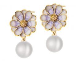 Kolczyki z mosiądzu pozłacane z detalami z masy żywicznej i perłami - kwiaty. Kolczyki Artelioni, pozłacane. Za 209.00 zł.