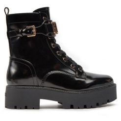 Botki Guess. Czarne botki Guess, z aplikacjami, bez obcasa, na płaskiej podeszwie, bez zapięcia. Za 749.99 zł.