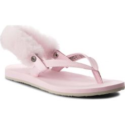 Sandały UGG - W Laalaa 1090387 W/Slpn. Czerwone klapki UGG, bez wzorów, ze skóry ekologicznej, bez obcasa, bez zapięcia. W wyprzedaży za 189.00 zł.