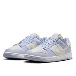 Buty Sportowe Damskie Nike W Dunk Low. Białe obuwie sportowe Nike, bez zapięcia, do biegania. Za 409.20 zł.