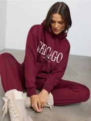 Bluza hoodie z napisem Chicago - bordowy. Czerwone bluzy Sinsay, l, bez wzorów, bez kaptura. Za 39.99 zł.