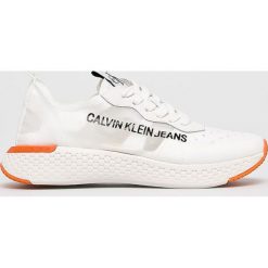 Calvin Klein Jeans - Buty Alexia. Białe obuwie sportowe Calvin Klein Jeans, z jeansu, bez zapięcia. W wyprzedaży za 499.90 zł.