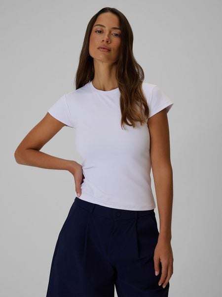 4F T-shirt slim gładki damski - biały M. Białe t-shirty 4f, m, bez wzorów, z tkaniny, bez kołnierzyka, bez ramiączek. W wyprzedaży za 49.99 zł.