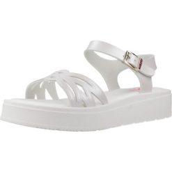 Sandały PABLOSKY 876904P Biały. Białe sandały PABLOSKY, bez wzorów, z syntetyku, bez obcasa, bez zapięcia. Za 204.99 zł.