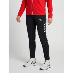 Damskie spodnie dresowe Hummel Core 2.0 Woven. Białe spodnie dresowe Hummel, bez wzorów, z dresówki. Za 270.50 zł.