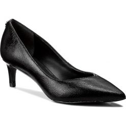 Półbuty GUESS - Bobbi FLBOB3 PAT08 BLACK. Czarne czółenka Guess, z aplikacjami, z materiału, bez obcasa, na obcasie, bez zapięcia. W wyprzedaży za 279.00 zł.
